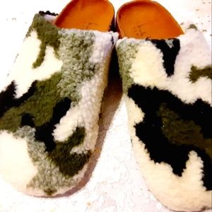 Camo Nicole Miller Fuzzy  Clogs Sz 7 easy wear
